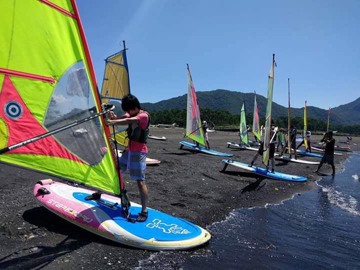 沼津市牛臥海岸でウィンドサーフィンスクール