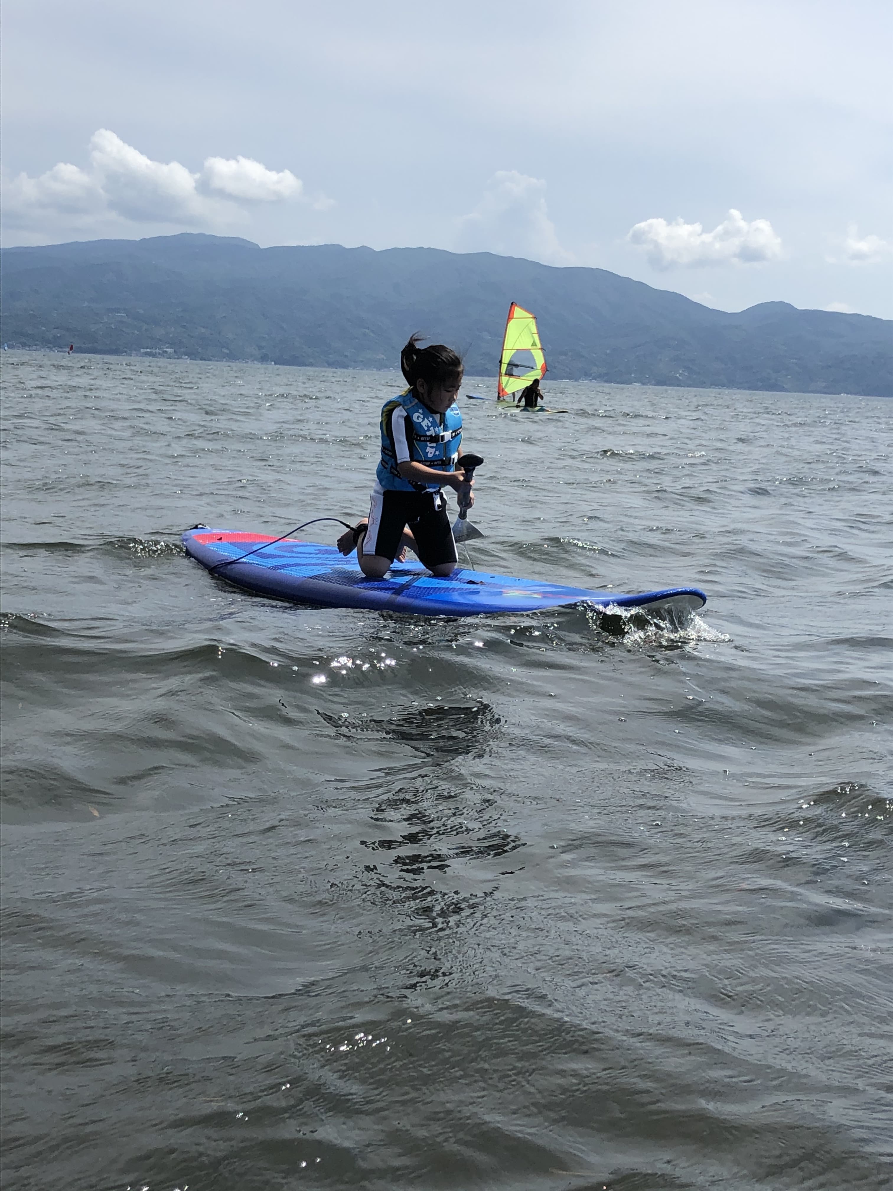 駿河湾をSUPを楽しむ子供