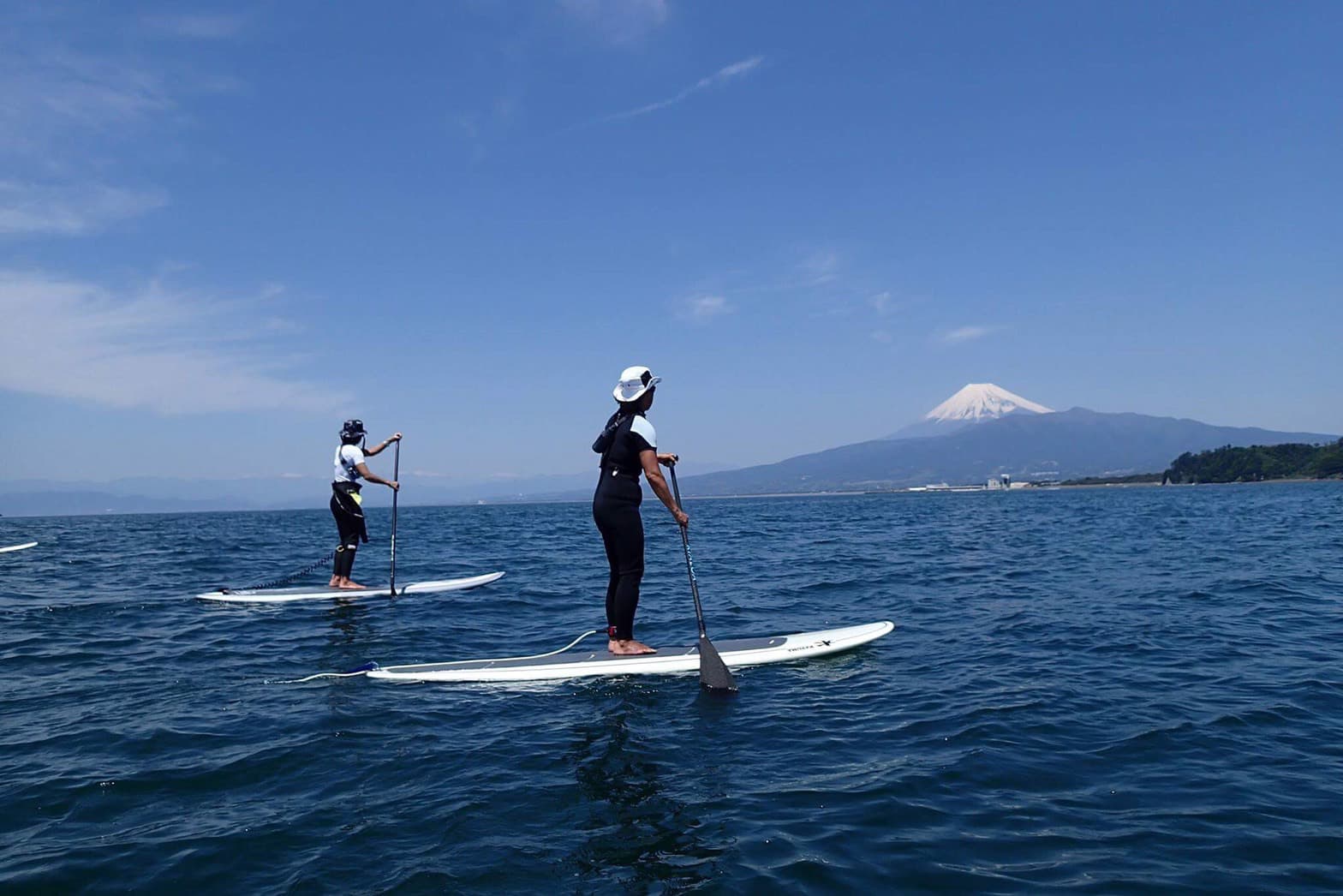 富士山を見ながらSUPを楽しむ写真