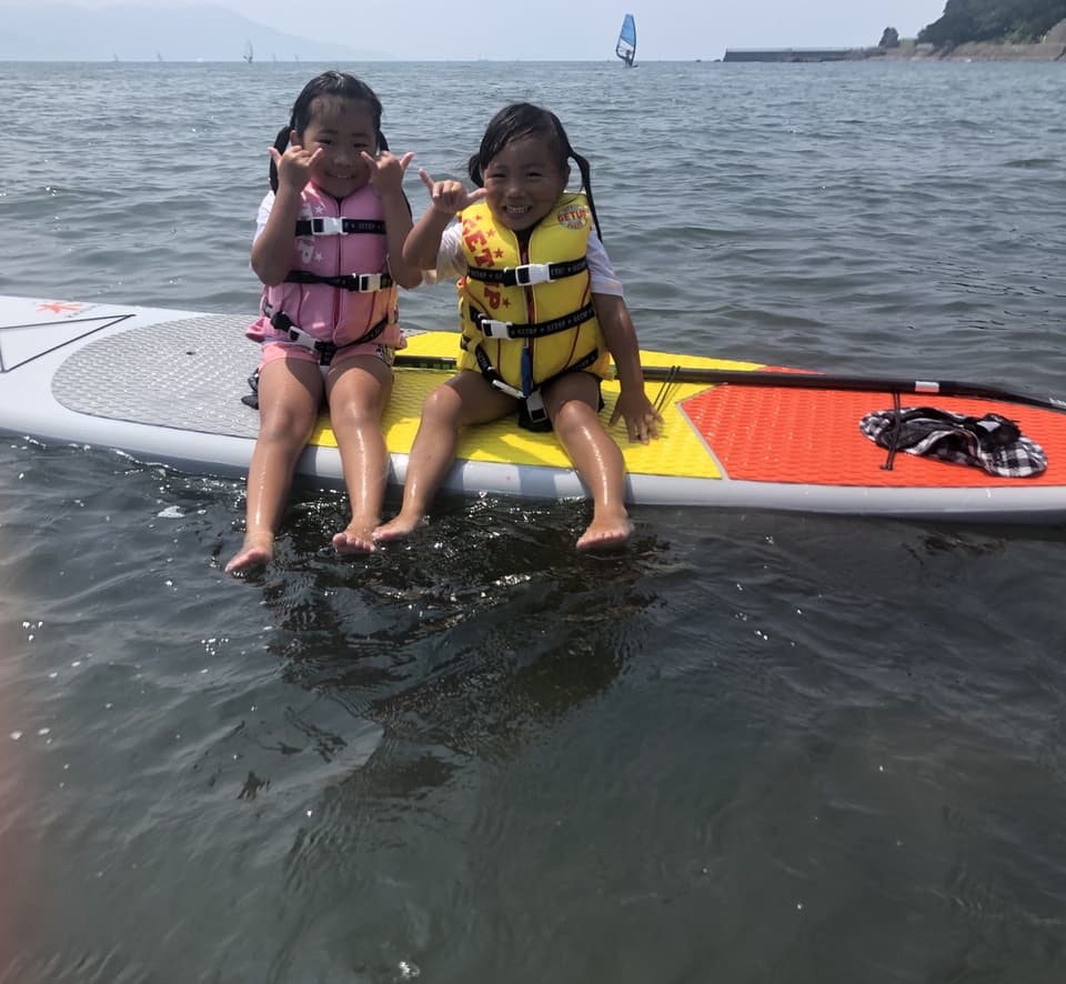 SUPに座る子供の写真